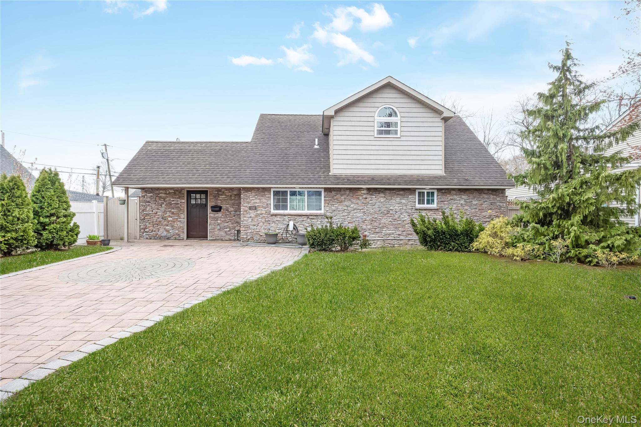 138 Rim Lane Hicksville, NY 11801 - Photo 3 of 33