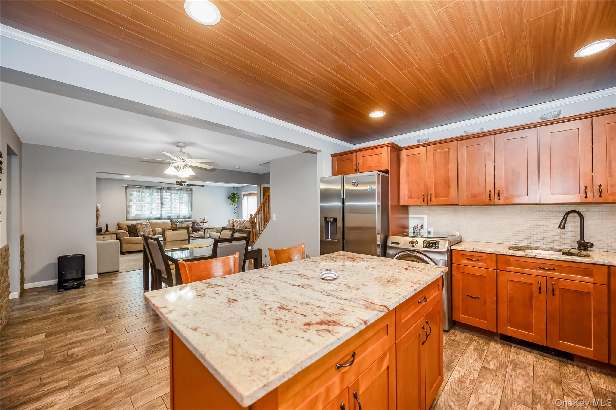 138 Rim Lane Hicksville, NY 11801 - Photo 8 of 33