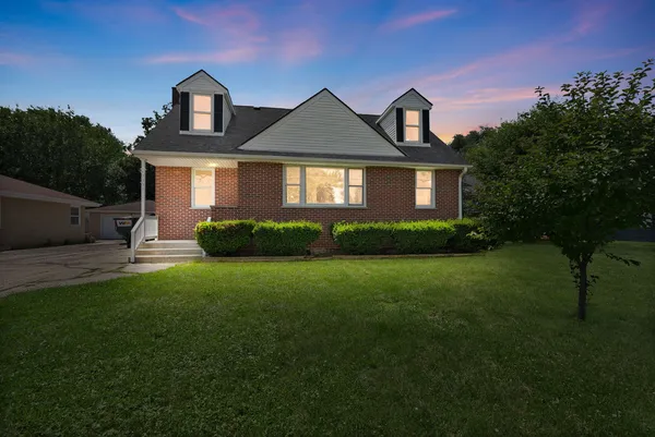 $365,000 | 17931 West Gages Lake Road, Grayslake, IL 60030