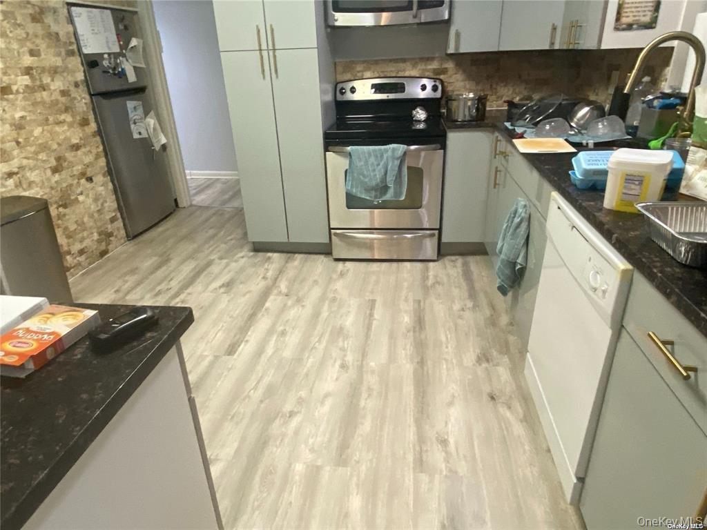 107 Baker Hill Road Great Neck, NY 11023 - Photo 9 of 23