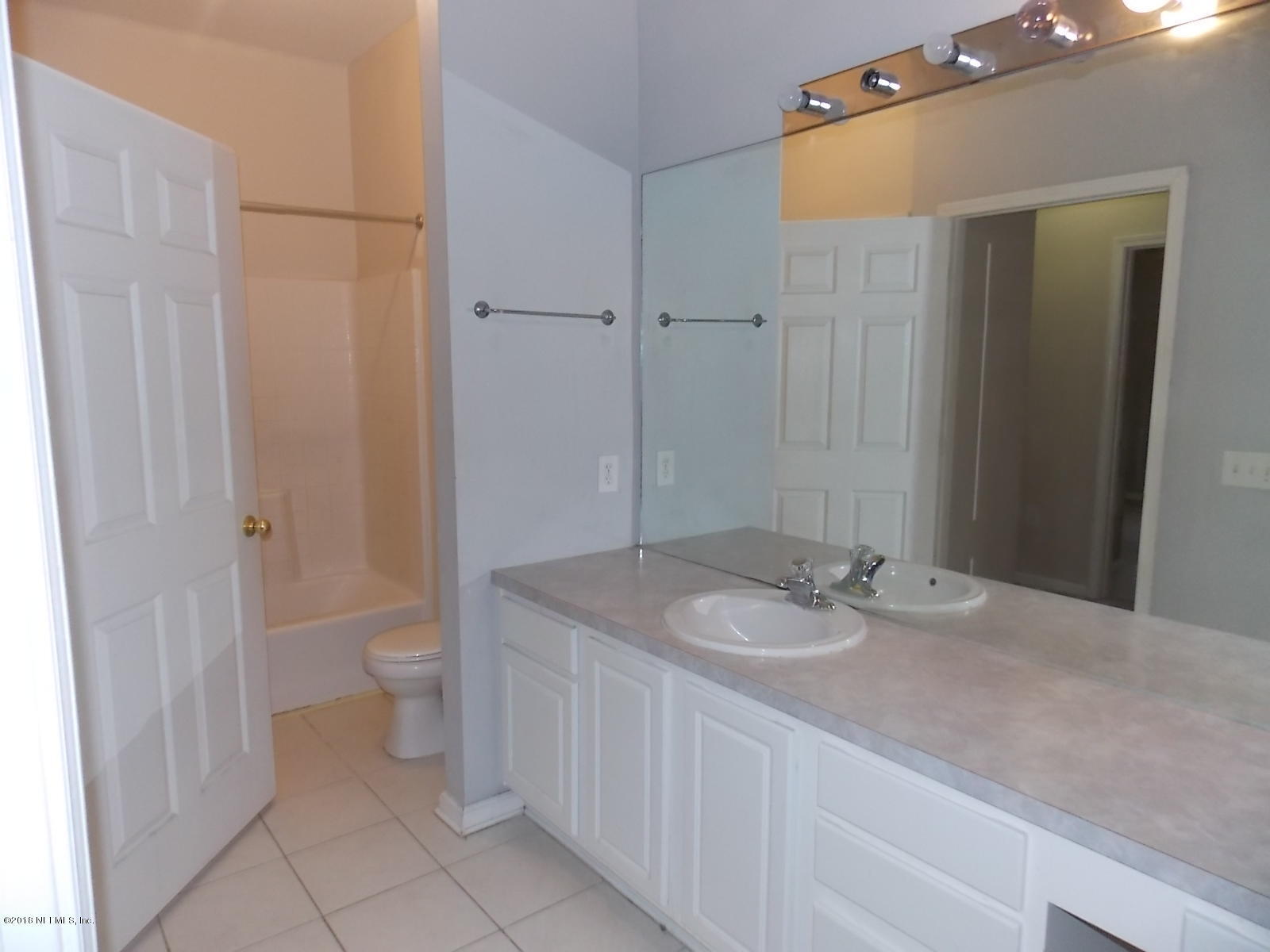 10550 Baymeadows Road, Unit 125 Jacksonville, FL 32256 - Photo 13 of 22 Guest Bath
