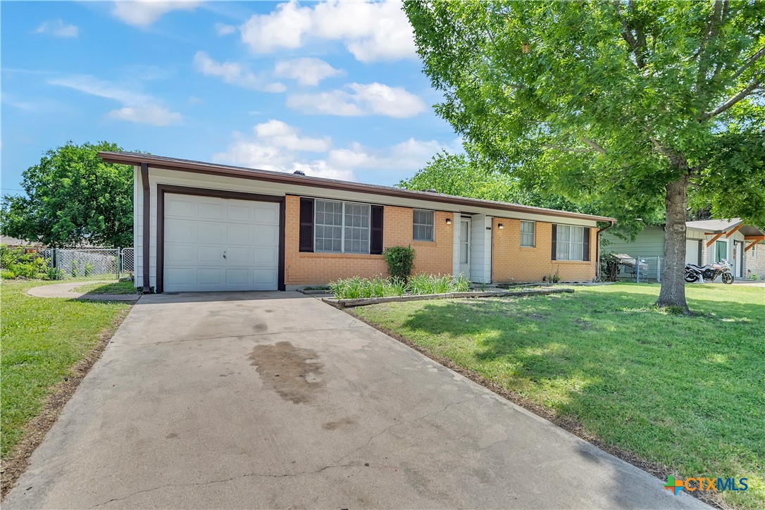 a view of a house with backyard and garden
