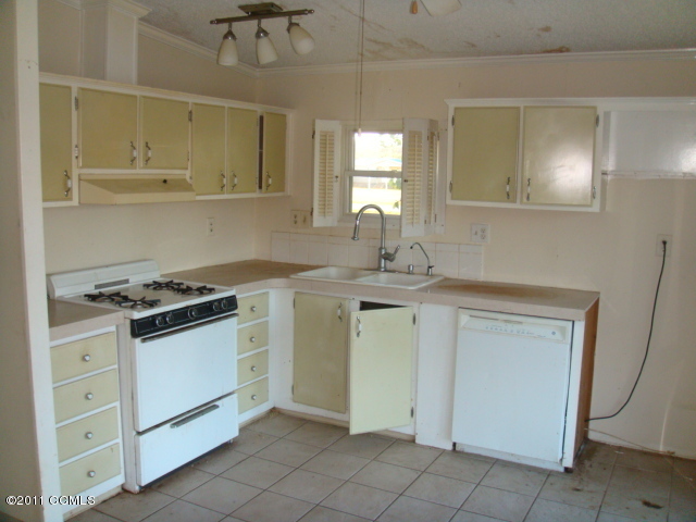 3607 Wharton Station Road Washington, NC 27889 - Photo 5 of 12 kitchen