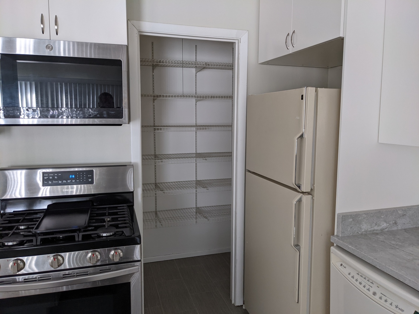 70 Margate Court, Unit C2 Schaumburg, IL 60193 - Photo 20 of 35 a kitchen with a stove and a refrigerator