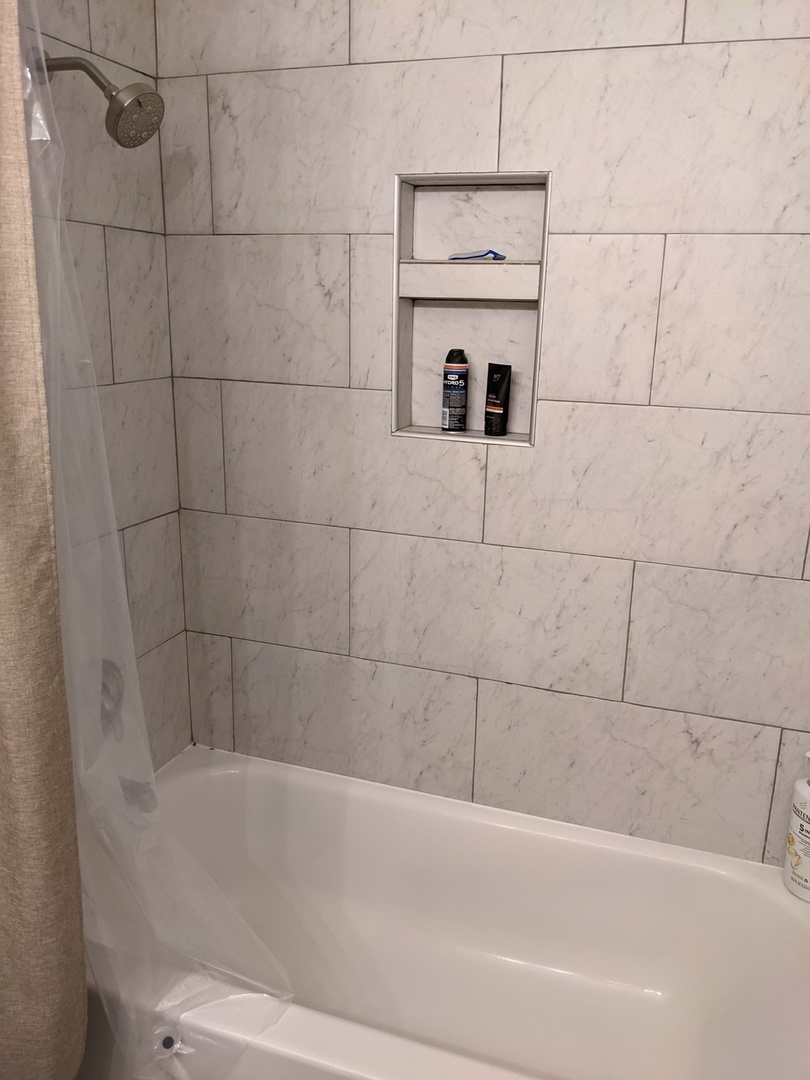 70 Margate Court, Unit C2 Schaumburg, IL 60193 - Photo 33 of 35 a bathroom with a bathtub