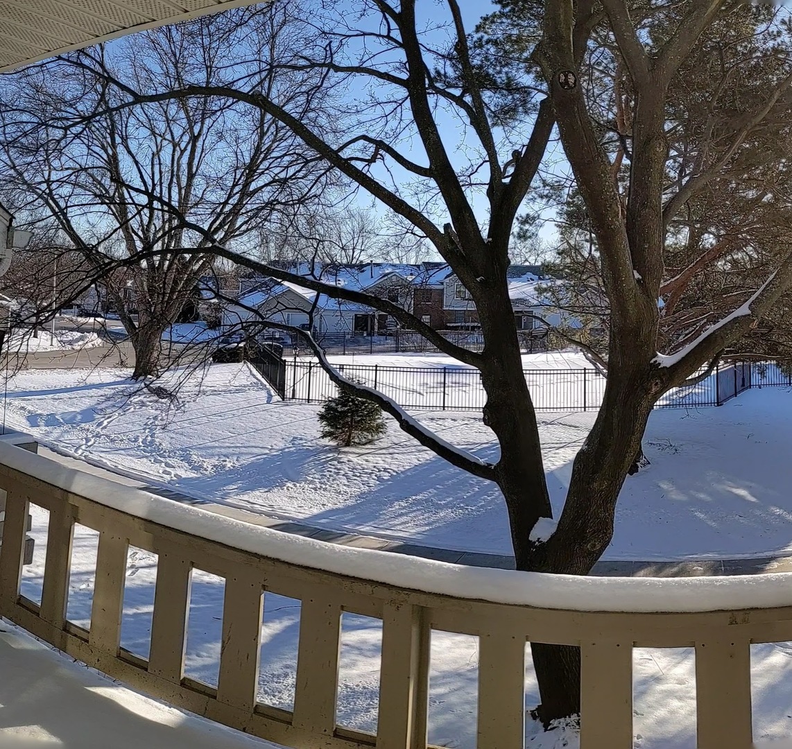 70 Margate Court, Unit C2 Schaumburg, IL 60193 - Photo 5 of 35 a view of a backyard with a large tree