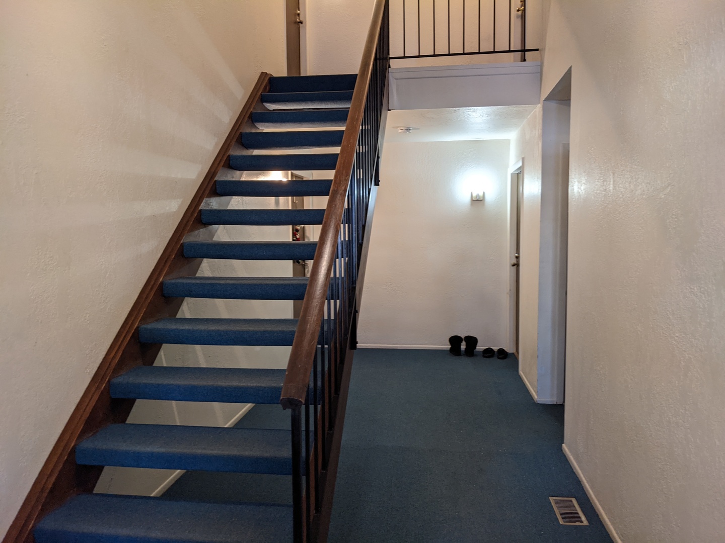 70 Margate Court, Unit C2 Schaumburg, IL 60193 - Photo 8 of 35 a view of entryway with wooden floor