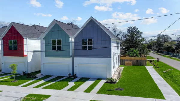 a view of multiple houses with a yard