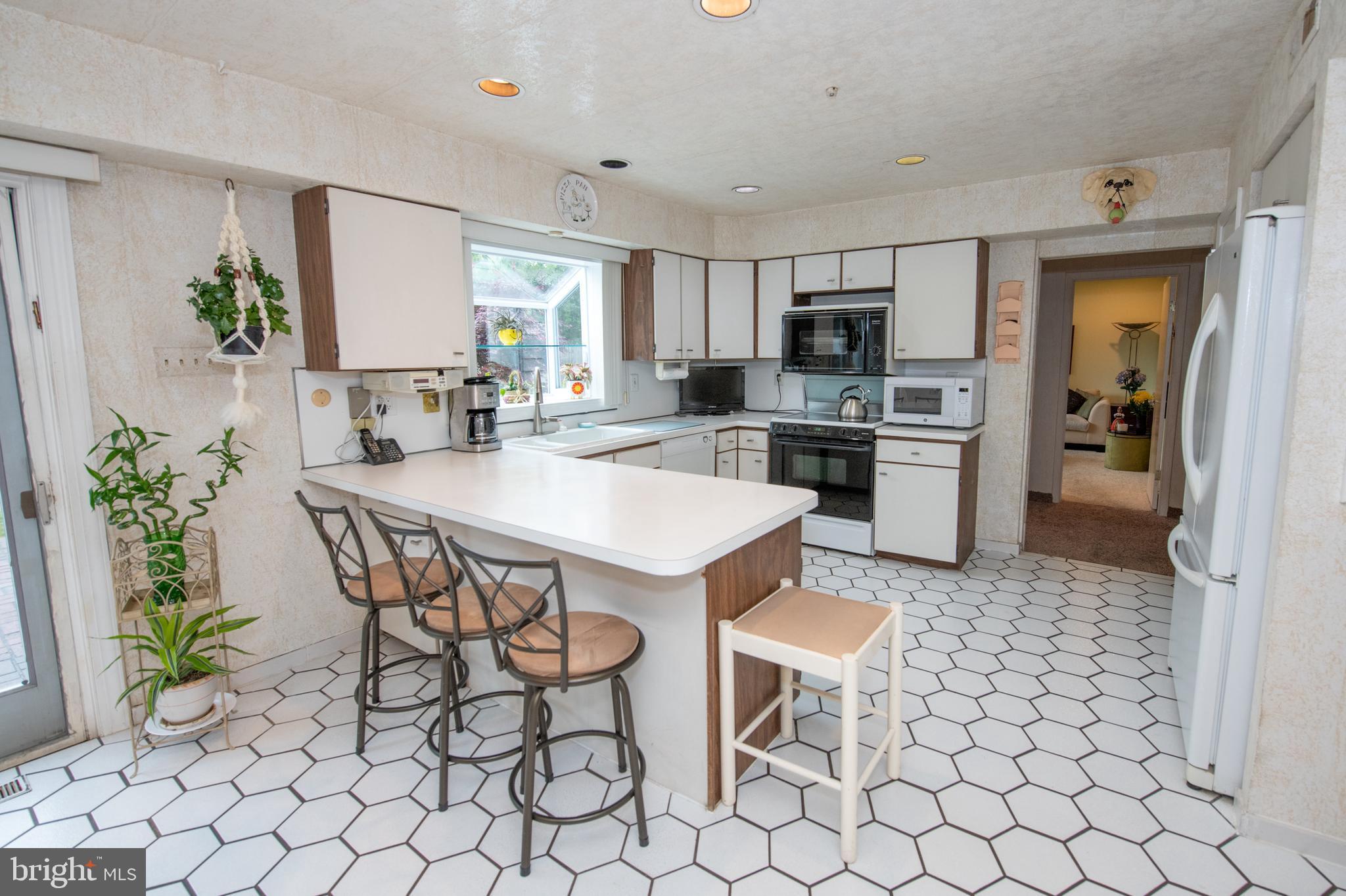 94 Spring Flower Court Huntingdon Valley, PA 19006 - Photo 10 of 46 Kitchen