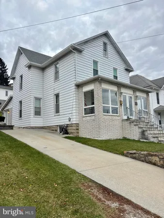 a view of a yard in front of a house