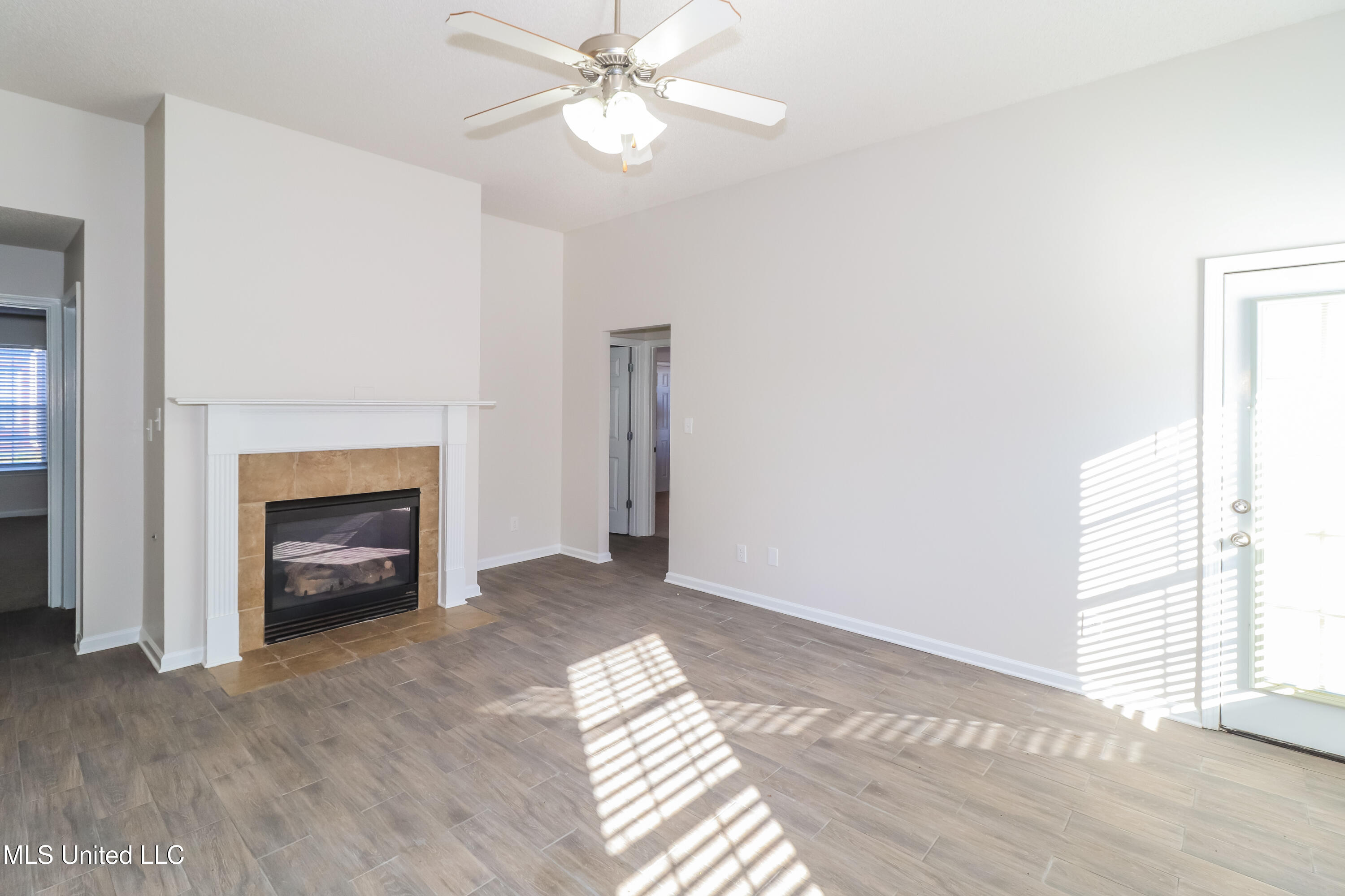 5890 Carrel Cove Southaven, MS 38671 - Photo 3 of 15 004-photo-living-room-15006396