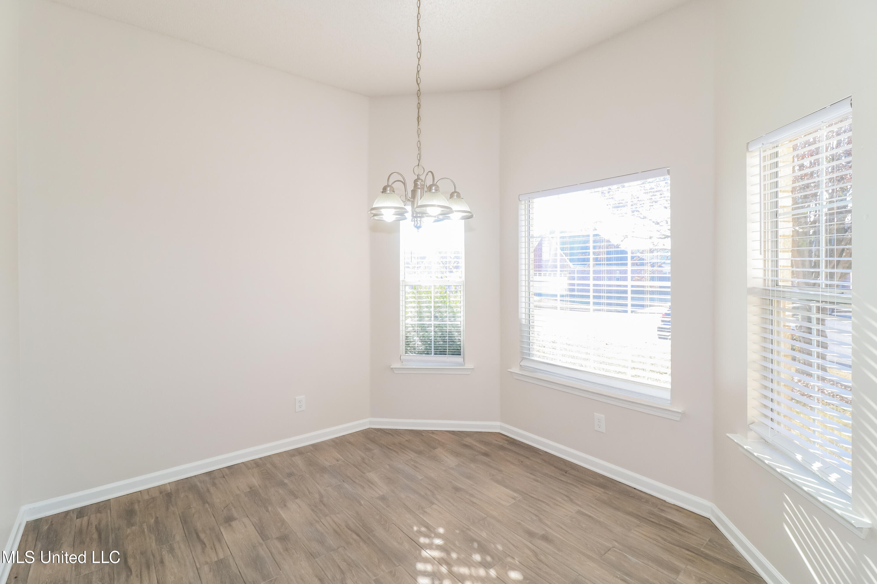 5890 Carrel Cove Southaven, MS 38671 - Photo 5 of 15 006-photo-dining-room-15006393