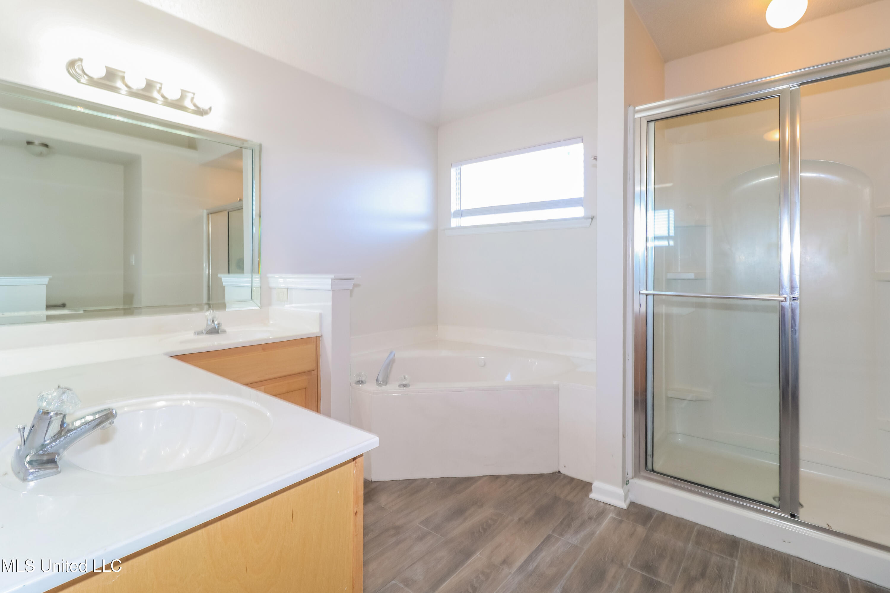 5890 Carrel Cove Southaven, MS 38671 - Photo 10 of 15 011-photo-primary-bathroom-15006389