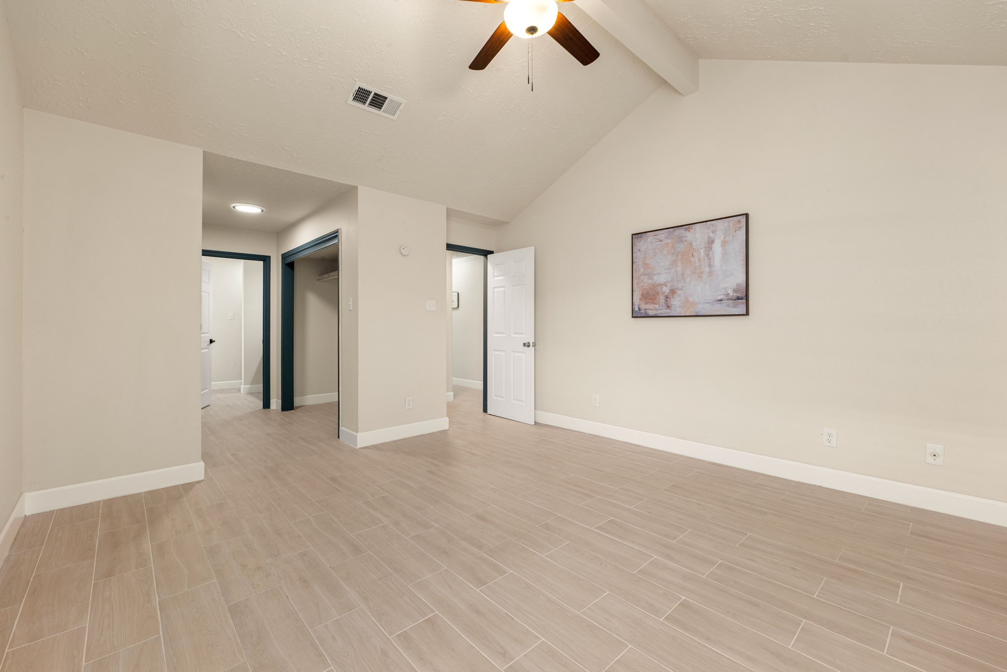 7534 8 Willows Road Houston, TX 77489 - Photo 13 of 32 Primary bedroom offers a comfortable retreat with neutral finishes and convenient access to the adjoining bath and closet.