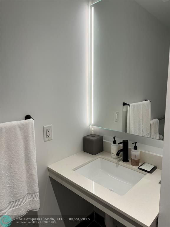 398 Northeast 5th Street, Unit 4015 Miami, FL 33132 - Photo 7 of 9 a bedroom with a bed and a lamp