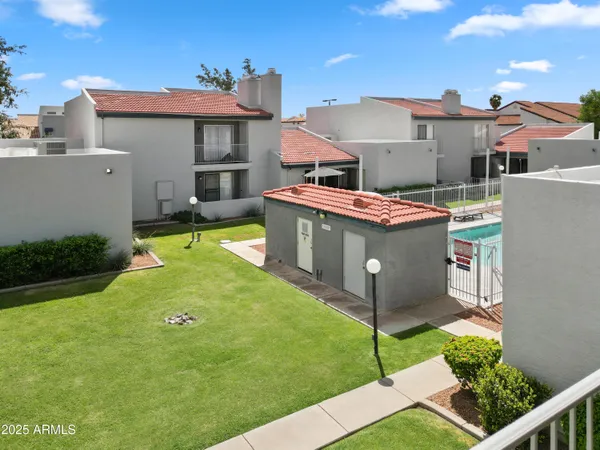 a view of a house with backyard