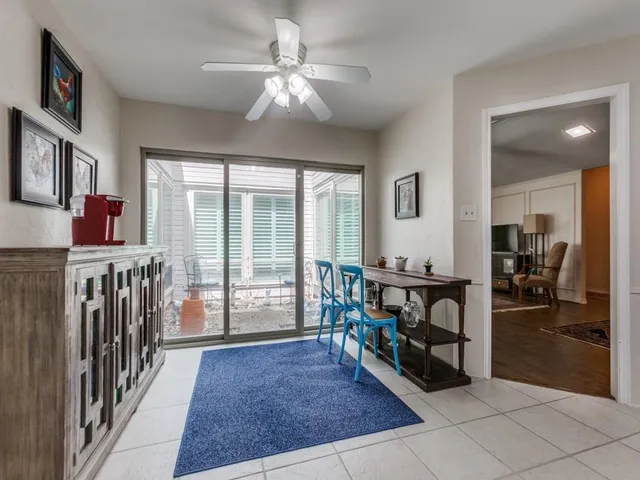 a view of an entryway with a livingroom