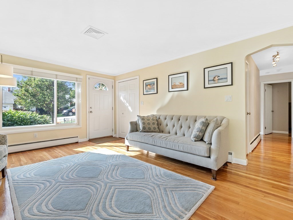 40 Augustus Road Waltham, MA 02452 - Photo 5 of 40 Gallery Image 5