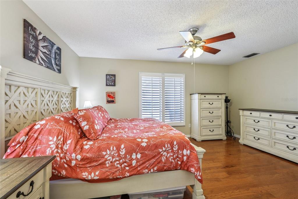 3050 Crump Road Winter Haven, FL 33881 - Photo 40 of 98 a bedroom with a bed and a dresser