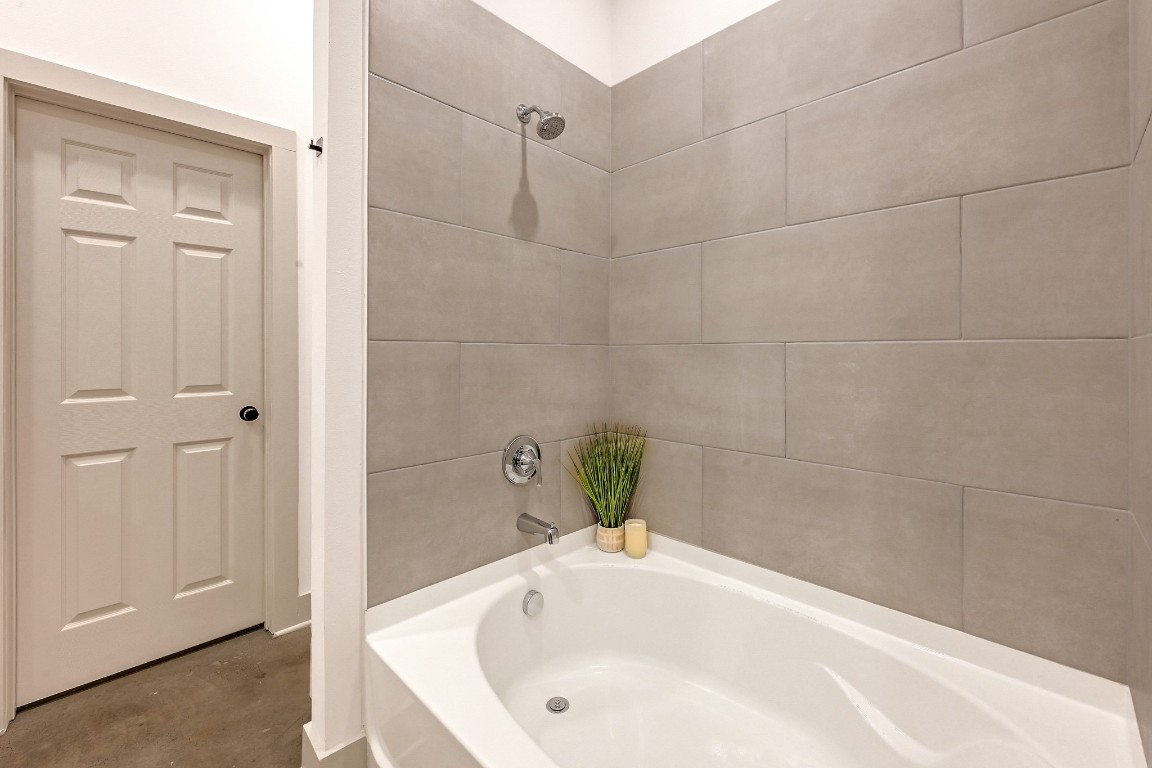33455 Buckshot Lane, Unit 52 Spring, TX 77382 - Photo 12 of 25 a bathroom with a bathtub