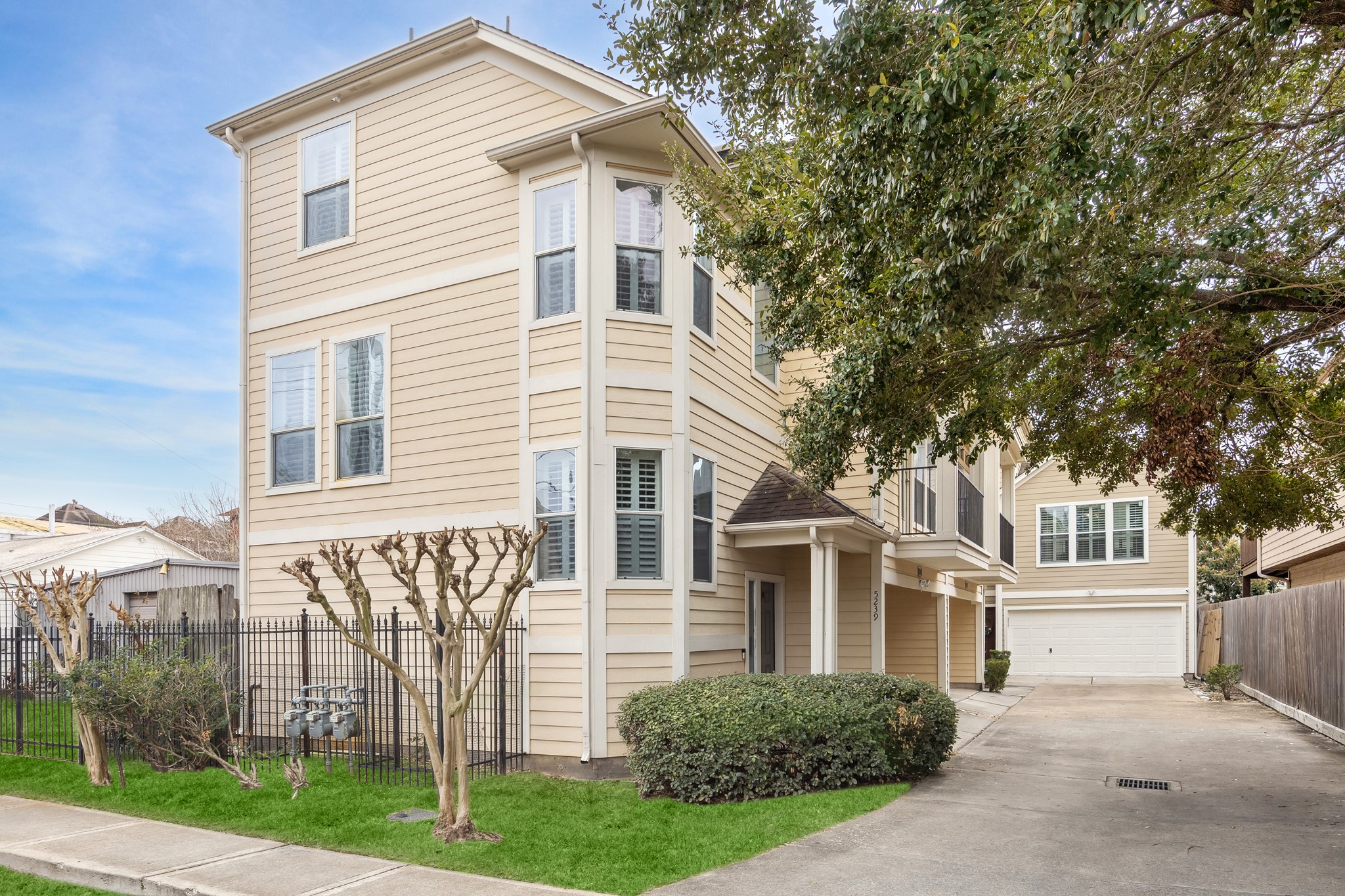 5239 Schuler Street, Unit C Houston, TX 77007 - Photo 20 of 21 Green grass is digitally enhanced.