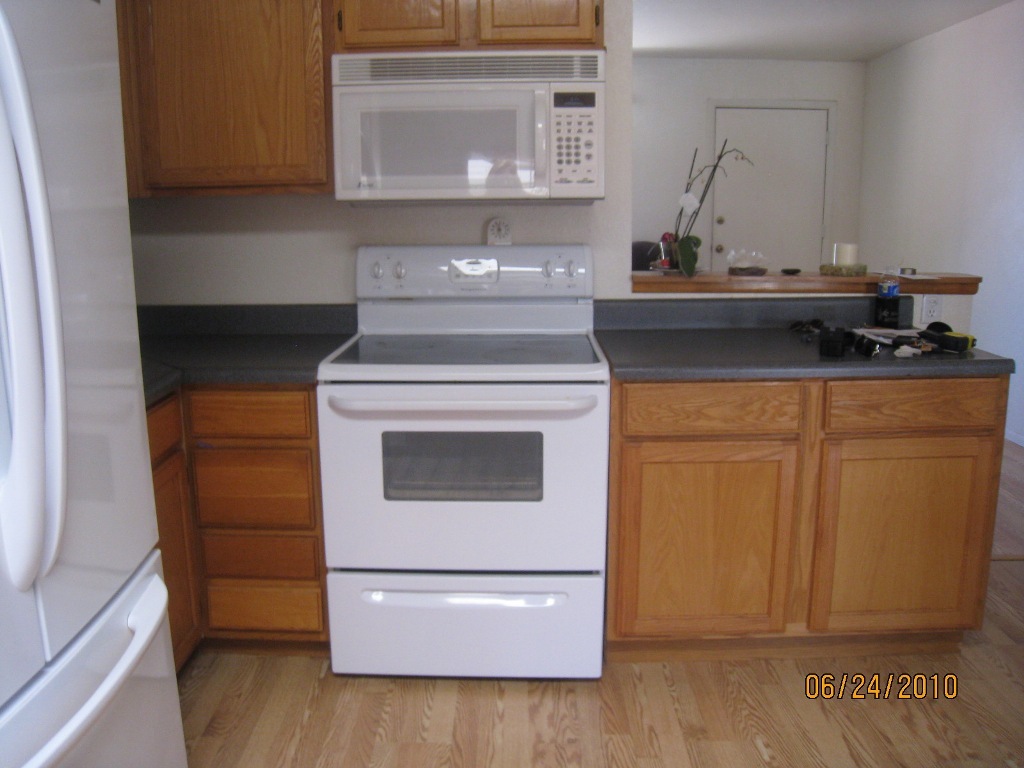 1420 West Utopia Road Phoenix, AZ 85027 - Photo 8 of 23 Kitchen Stove and M/W