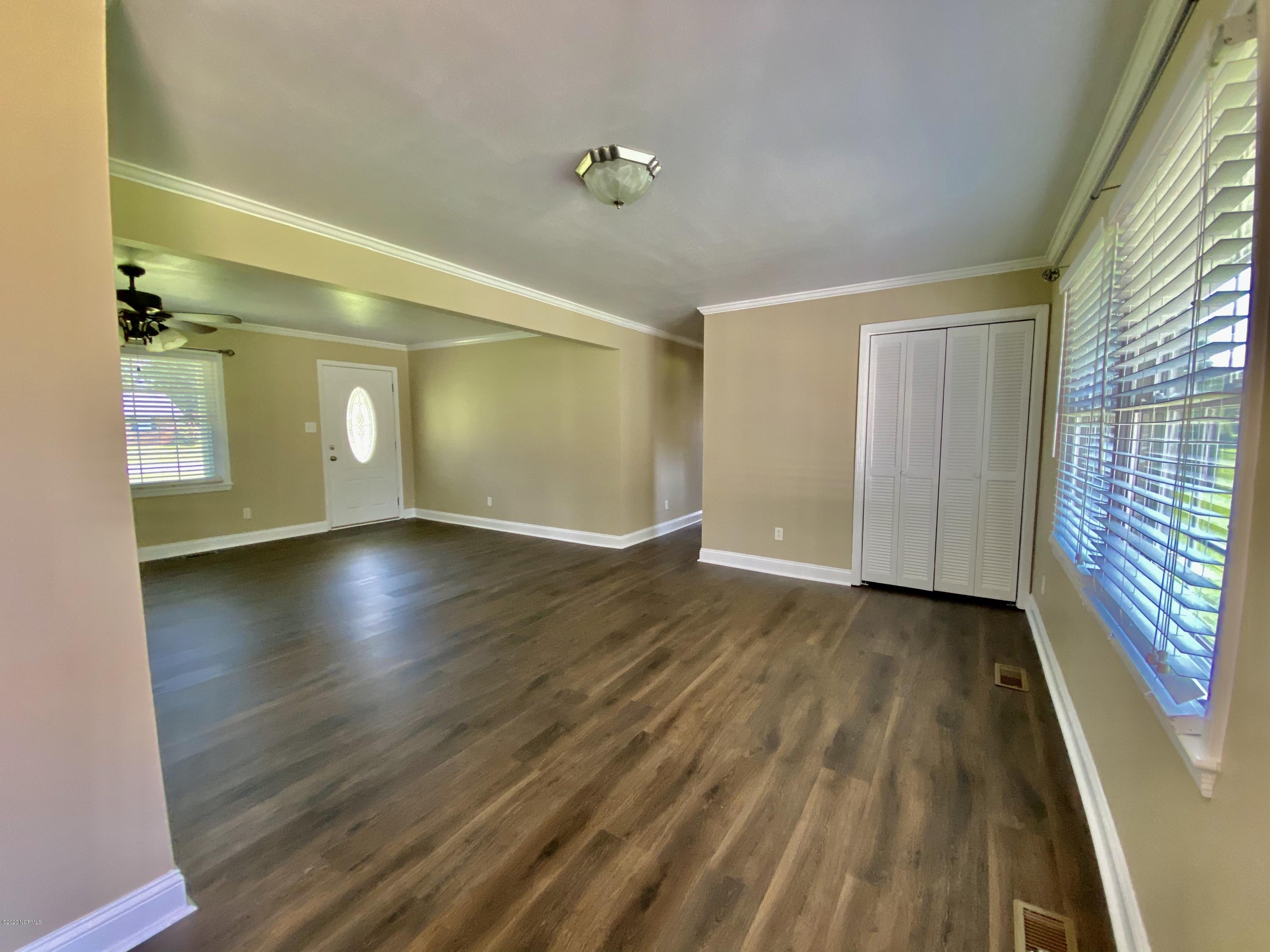 201 Mansfield Road Washington, NC 27889 - Photo 11 of 23 011Foyer