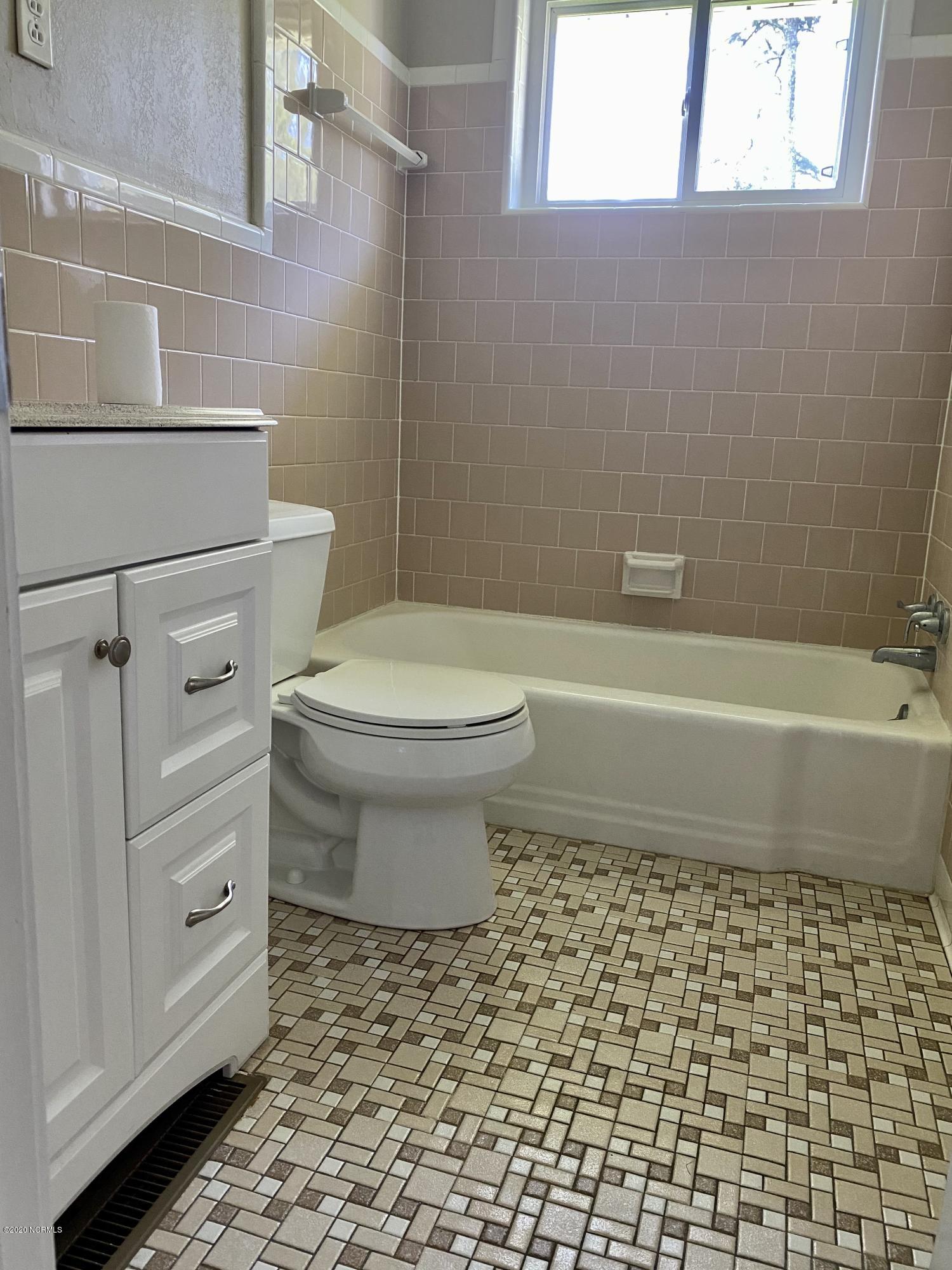 201 Mansfield Road Washington, NC 27889 - Photo 12 of 23 012Bathroom1