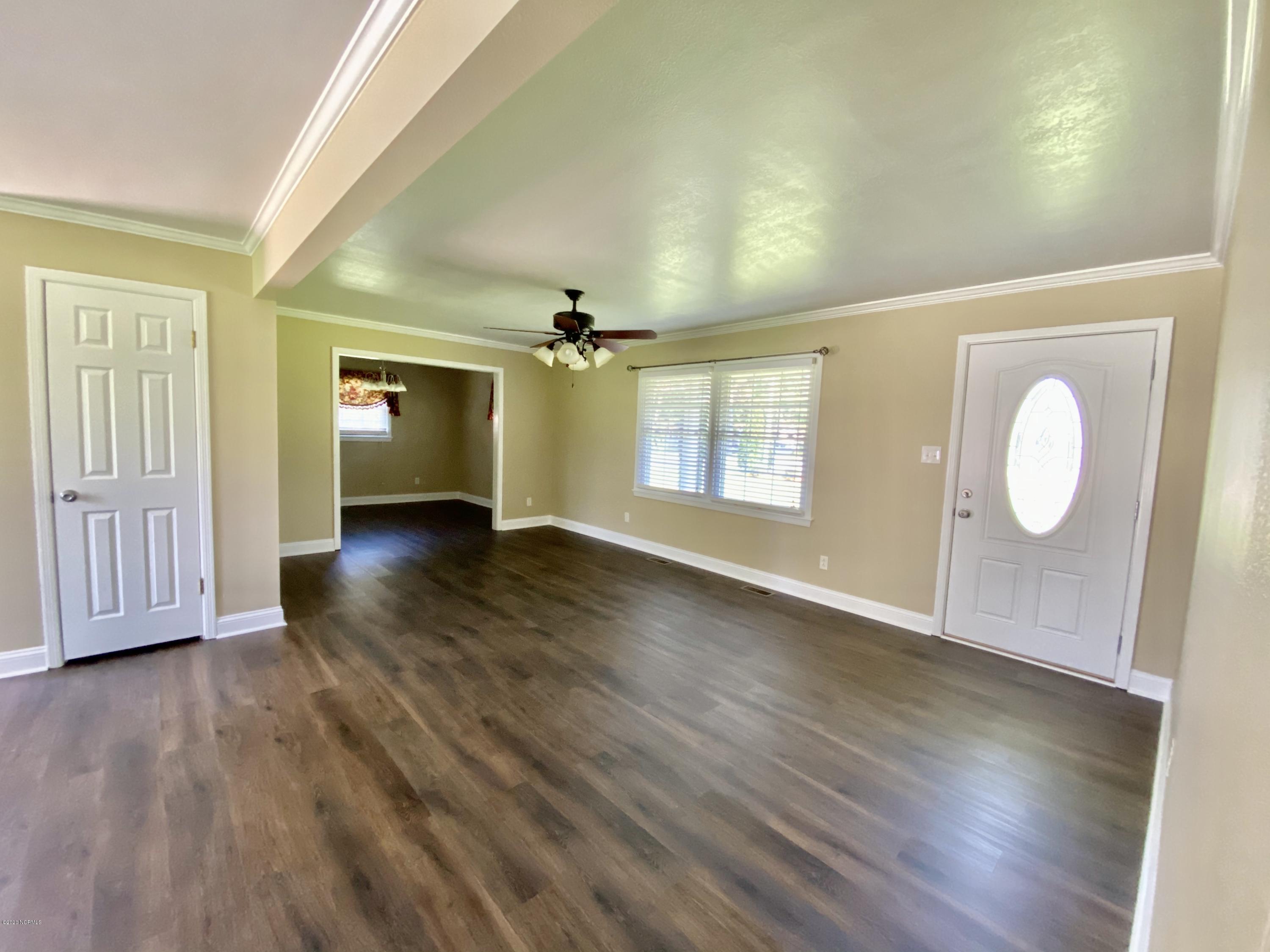 201 Mansfield Road Washington, NC 27889 - Photo 2 of 23 002Livingroom