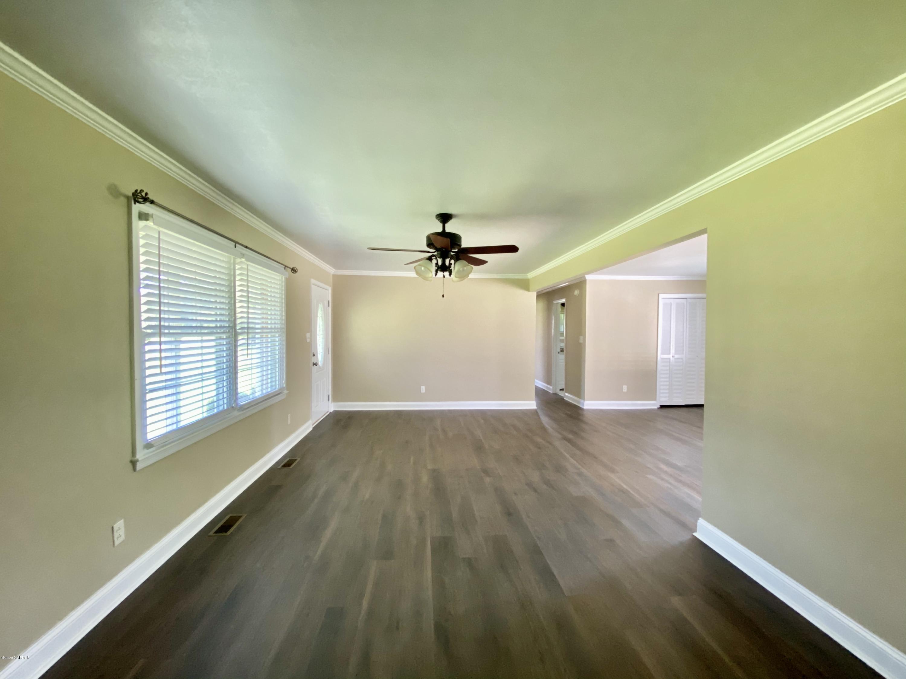 201 Mansfield Road Washington, NC 27889 - Photo 3 of 23 003Livingroom2