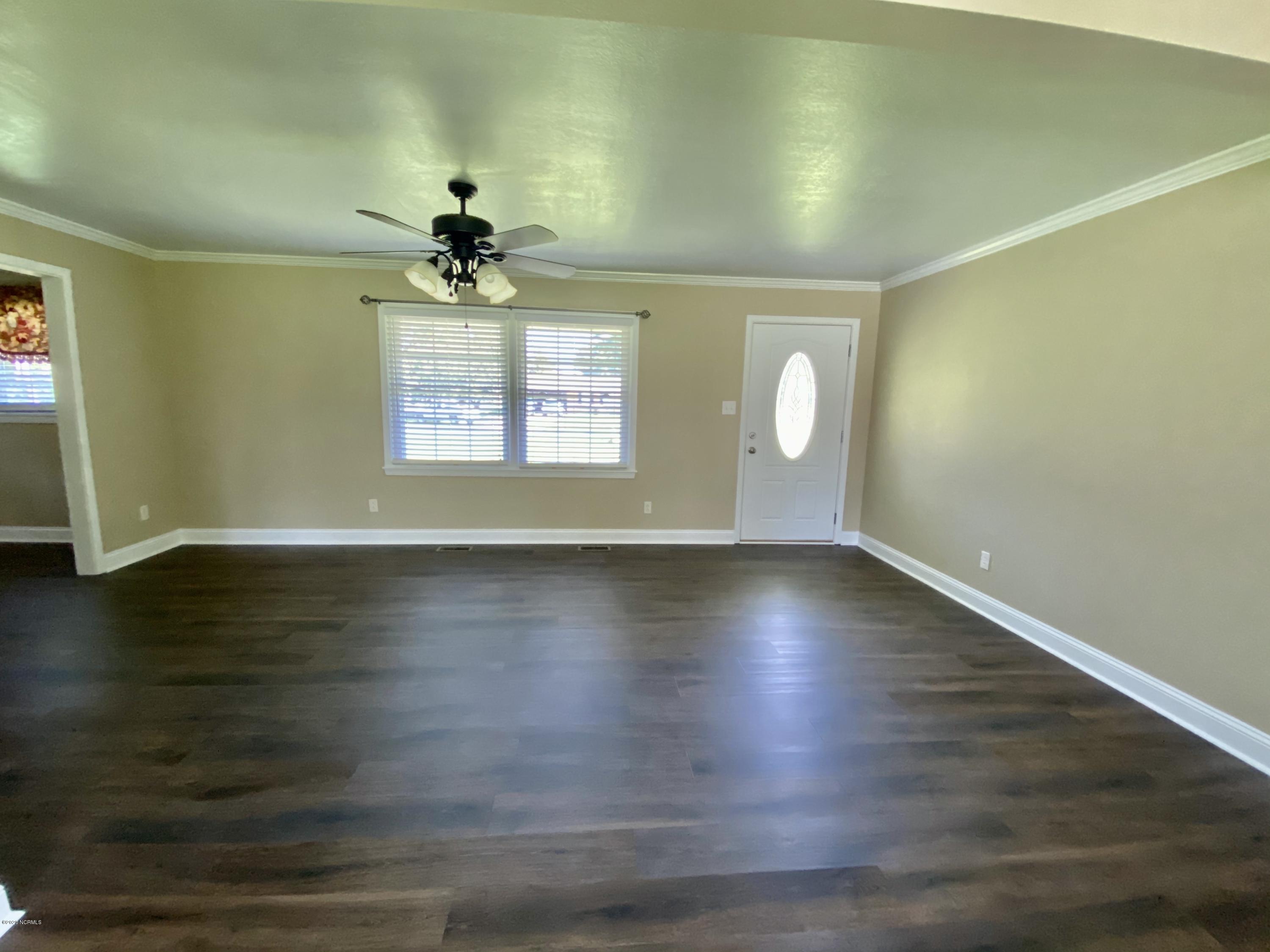 201 Mansfield Road Washington, NC 27889 - Photo 4 of 23 004Livingroom3