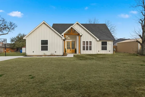 $348,000 | 1404 17th Street, Bridgeport, TX 76426