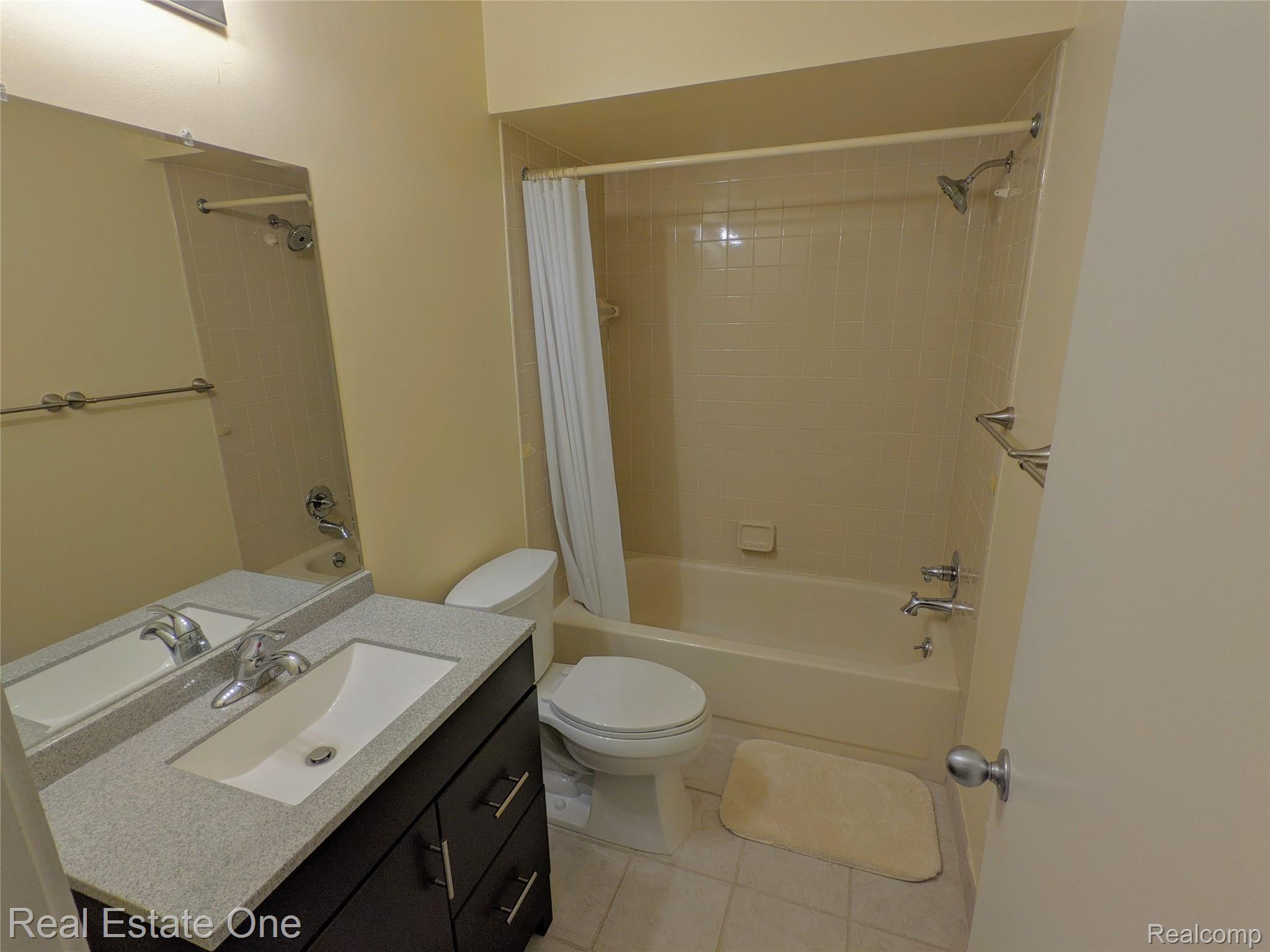 647 Ashley Circle East Rochester, MI 48307 - Photo 27 of 45 PXL_20210121_190848887.jpg