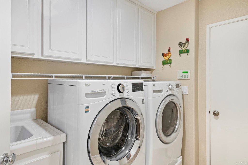 7057 Eider Court Carlsbad, CA 92011 - Photo 27 of 65 a view of washer and dryer in a kitchen