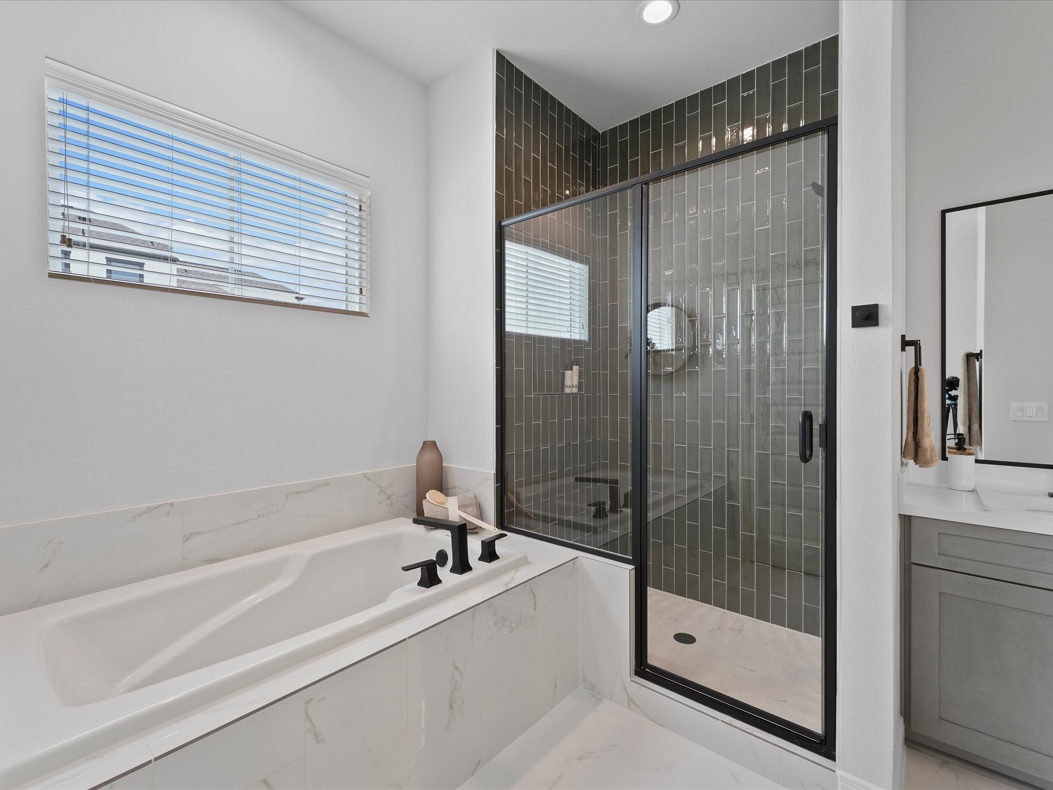 9216 Washington Heights Street Houston, TX 77063 - Photo 22 of 44 Primary Bathroom