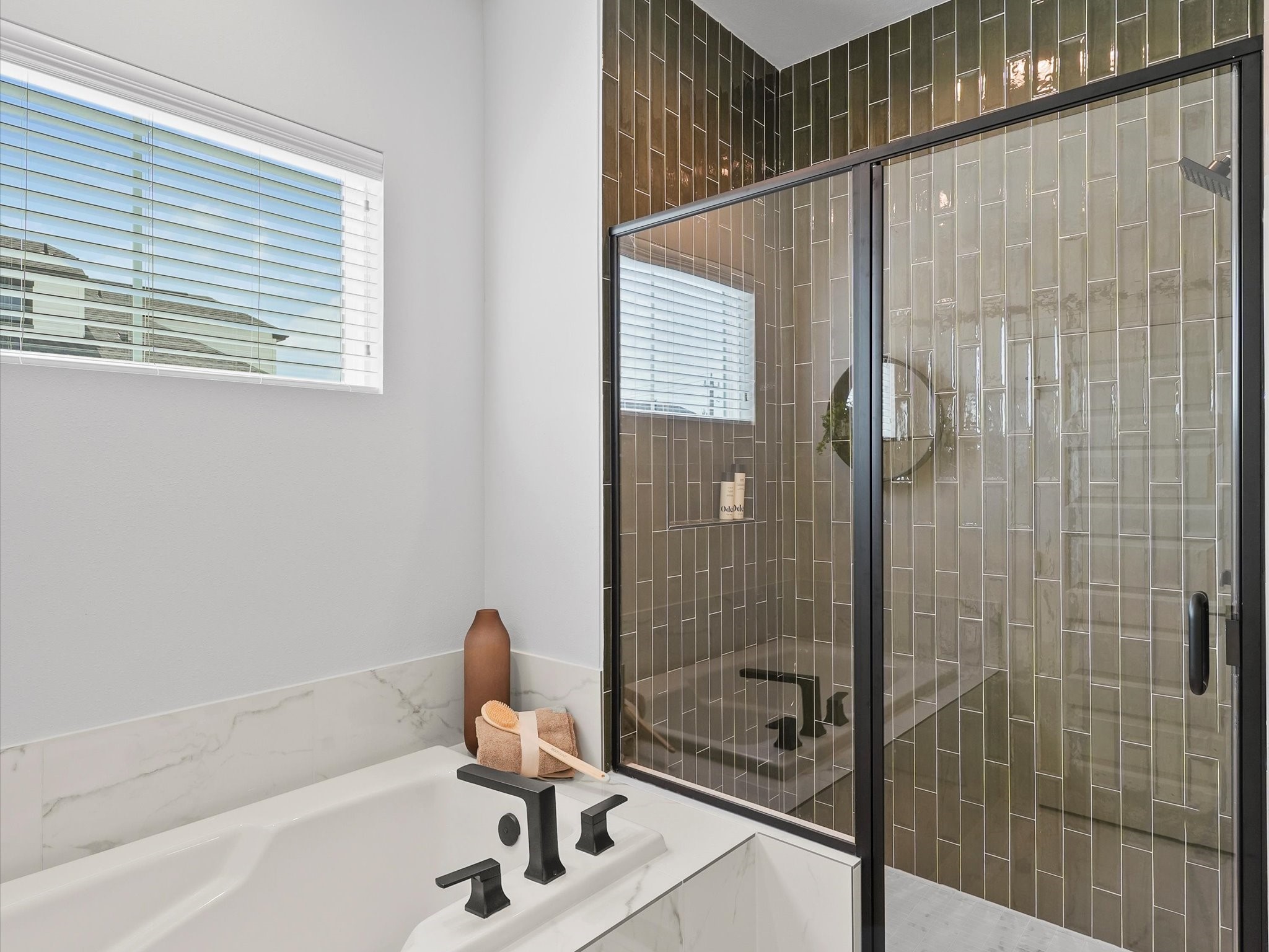 9216 Washington Heights Street Houston, TX 77063 - Photo 23 of 44 Primary Bathroom