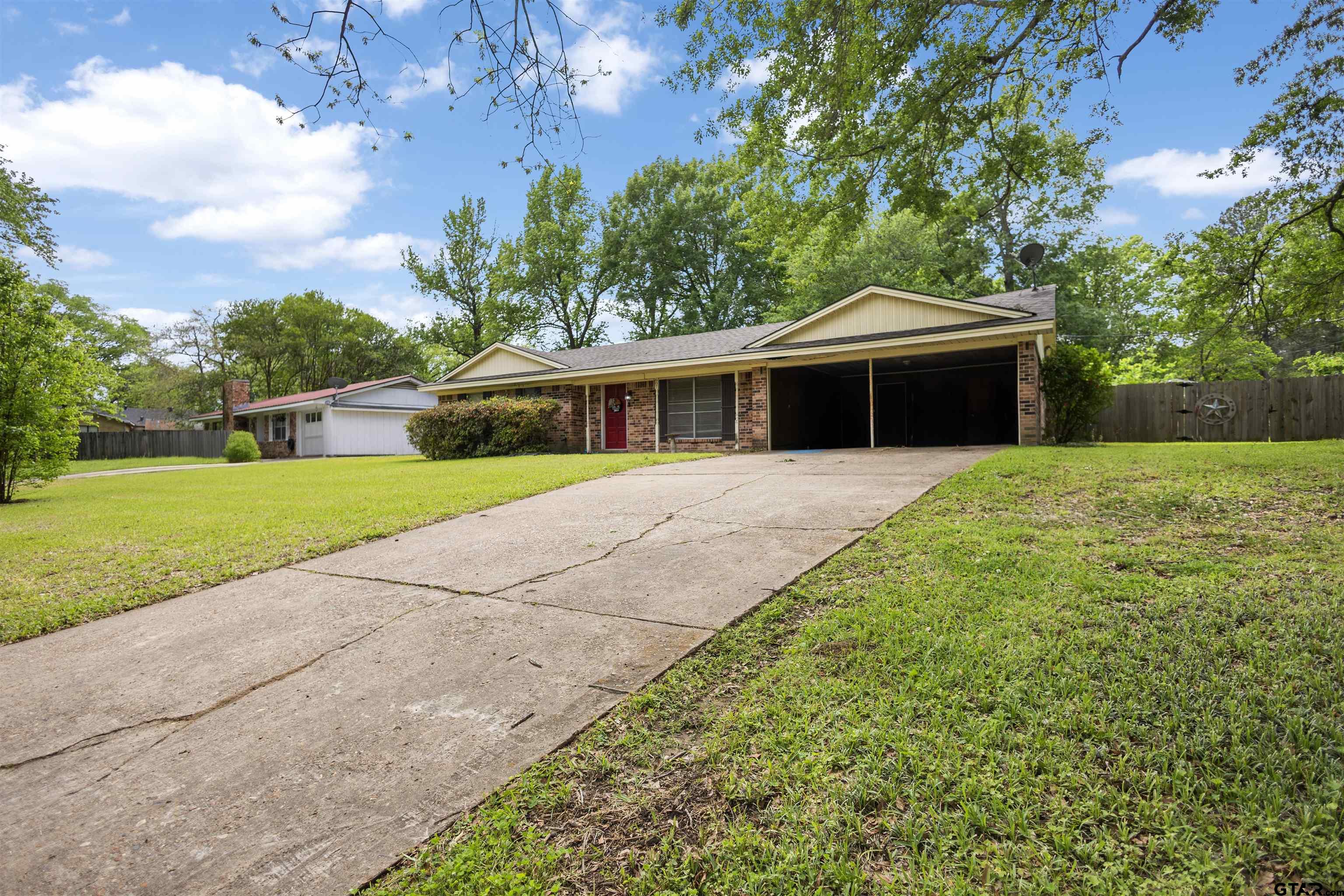 607 Beverly Drive Carthage, TX 75633 - Photo 5 of 11 a front view of house with yard and green space
