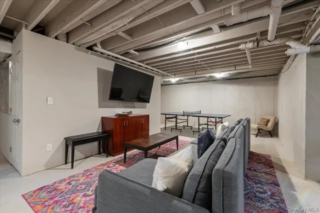 $988,000 | 98 Squiretown Road, Hampton Bays, NY 11946