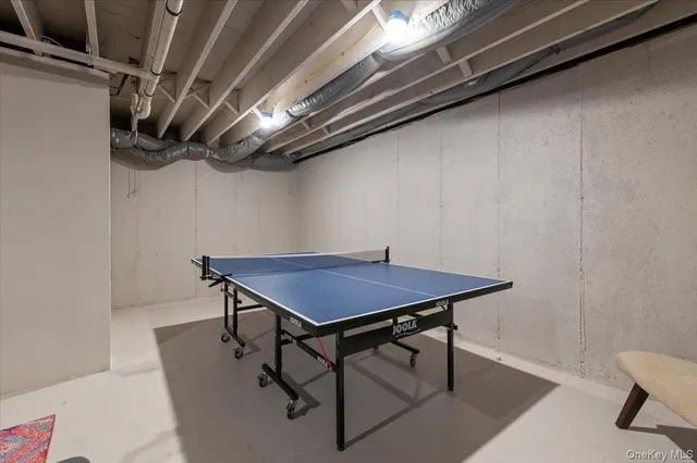 $988,000 | 98 Squiretown Road, Hampton Bays, NY 11946