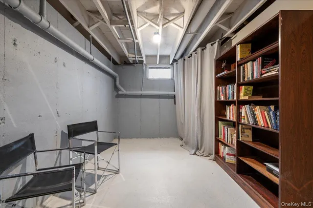 $988,000 | 98 Squiretown Road, Hampton Bays, NY 11946