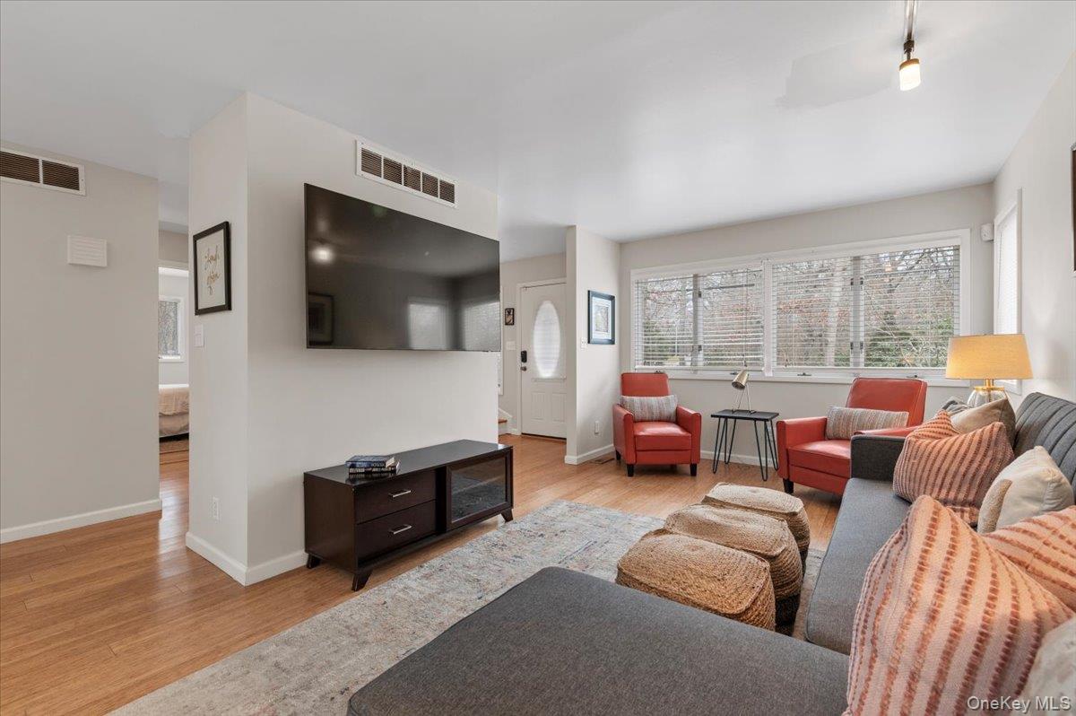 98 Squiretown Road Hampton Bays, NY 11946 - Photo 10 of 36