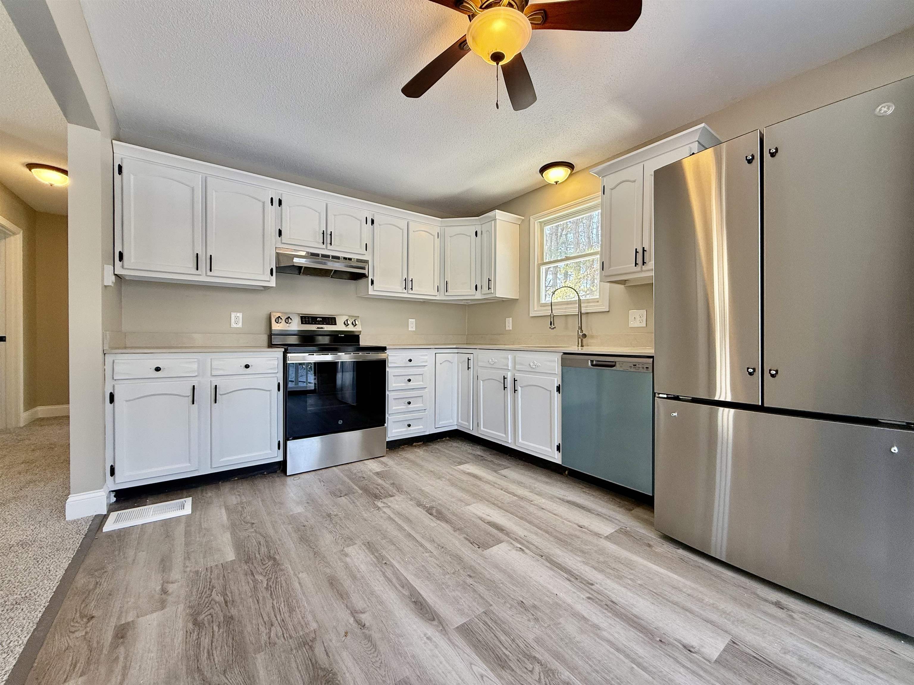 22 Mammoth Road Hooksett, NH 03106 - Photo 14 of 44