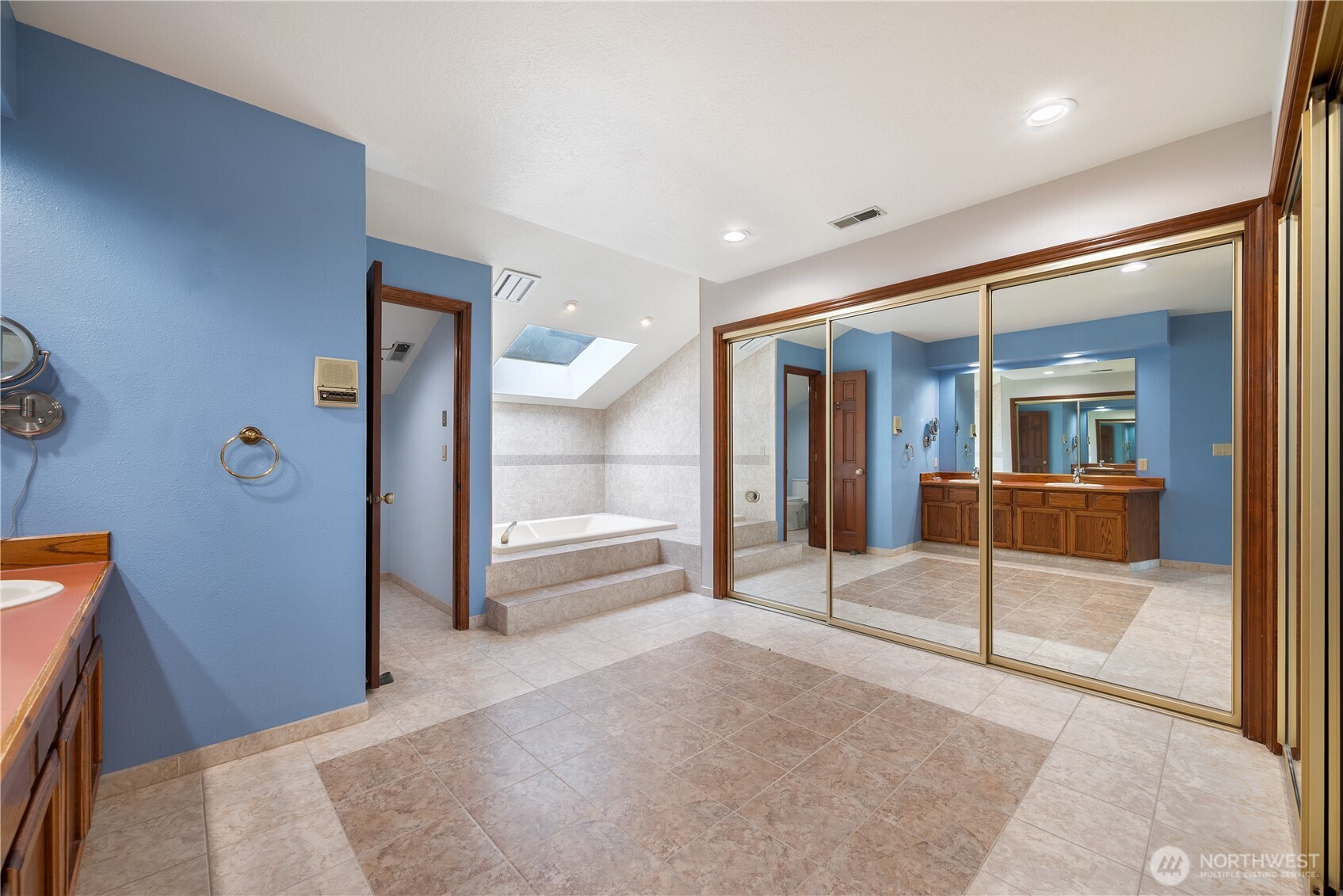 12 City View Boulevard Longview, WA 98632 - Photo 20 of 40 a view of a hallway with front door