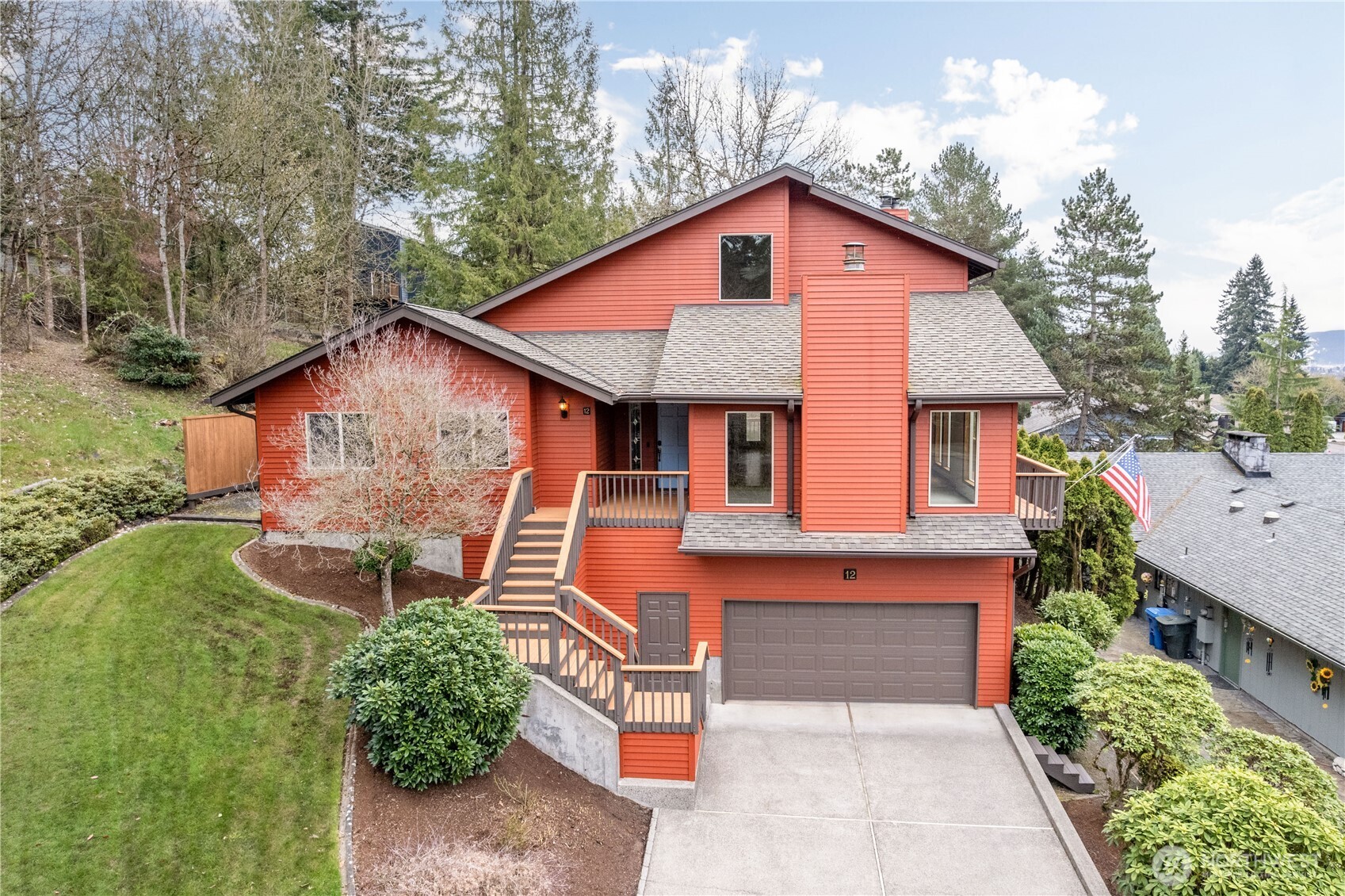 12 City View Boulevard Longview, WA 98632 - Photo 2 of 40 a front view of a house with garden
