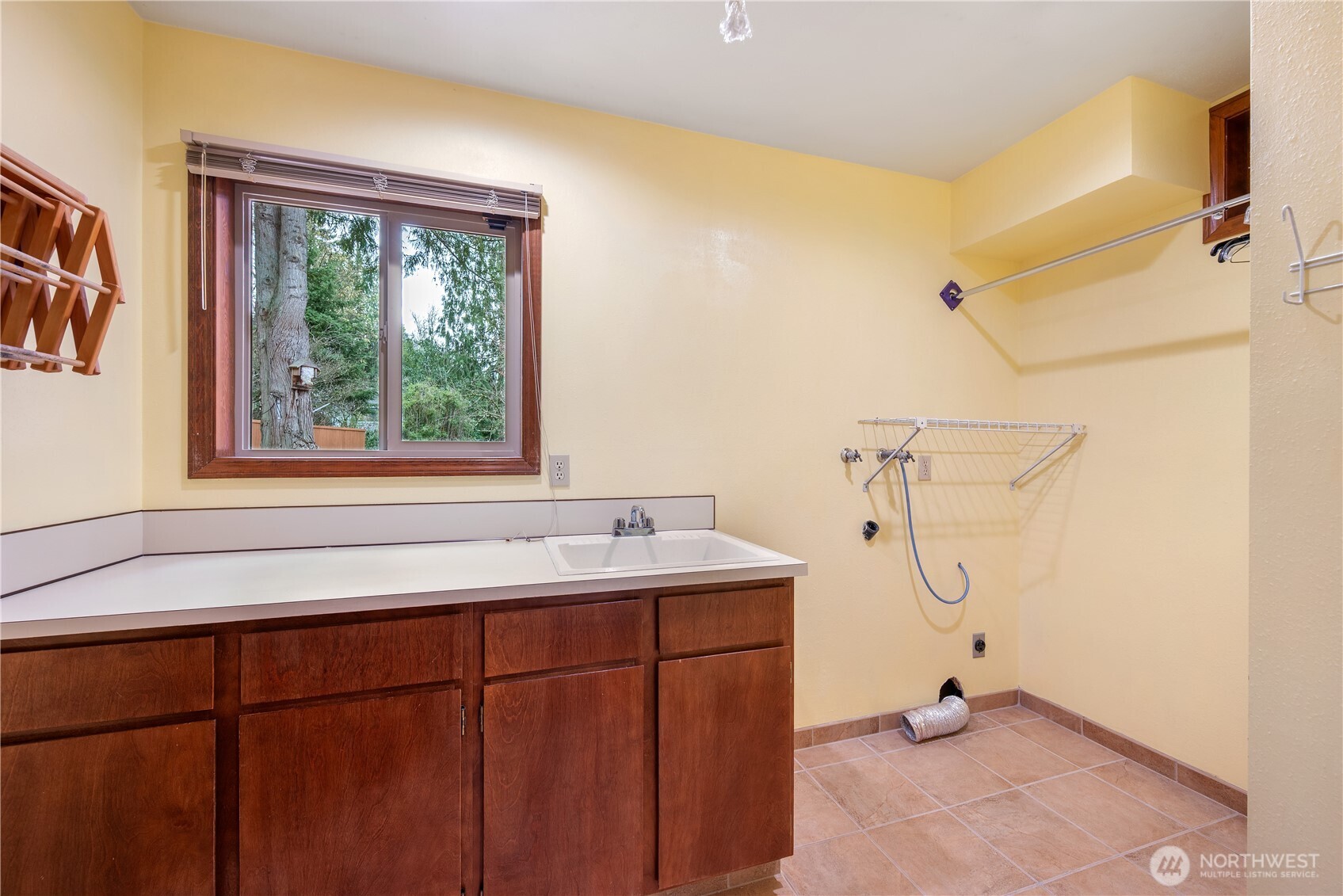 12 City View Boulevard Longview, WA 98632 - Photo 25 of 40 a bathroom with a sink and a window