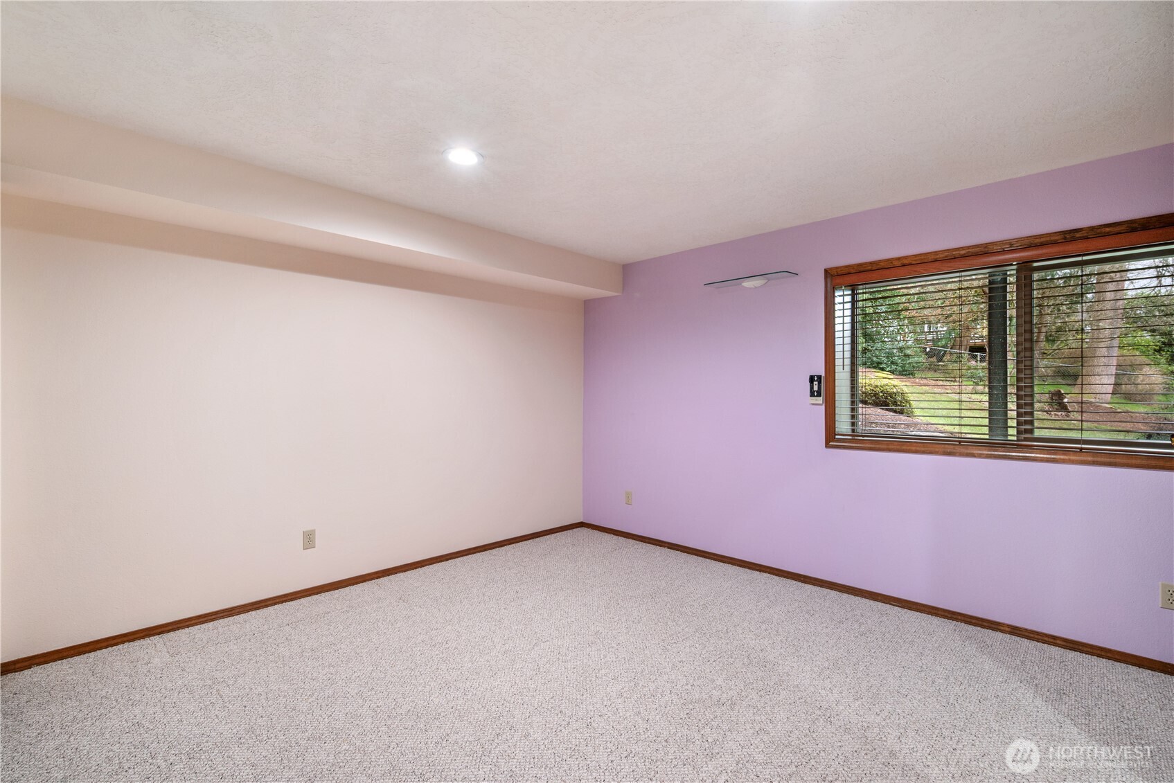 12 City View Boulevard Longview, WA 98632 - Photo 30 of 40 an empty room with a window