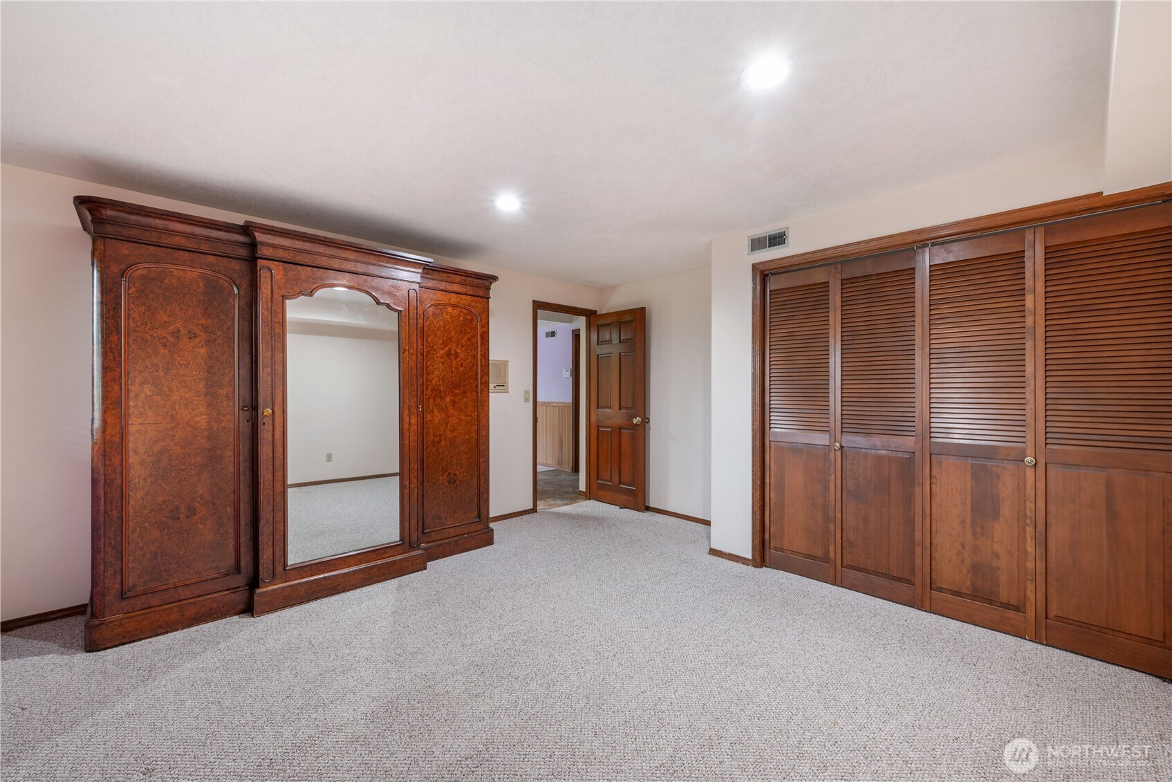 12 City View Boulevard Longview, WA 98632 - Photo 31 of 40 an empty room with closet area