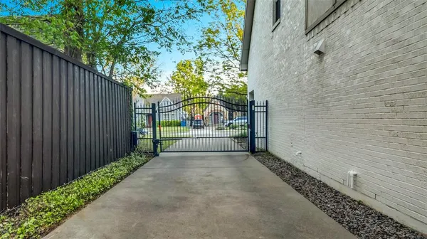 $9,500 | 5527 McCommas Boulevard, Dallas, TX 75206