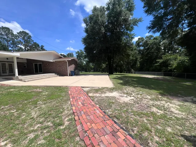 a view of a backyard