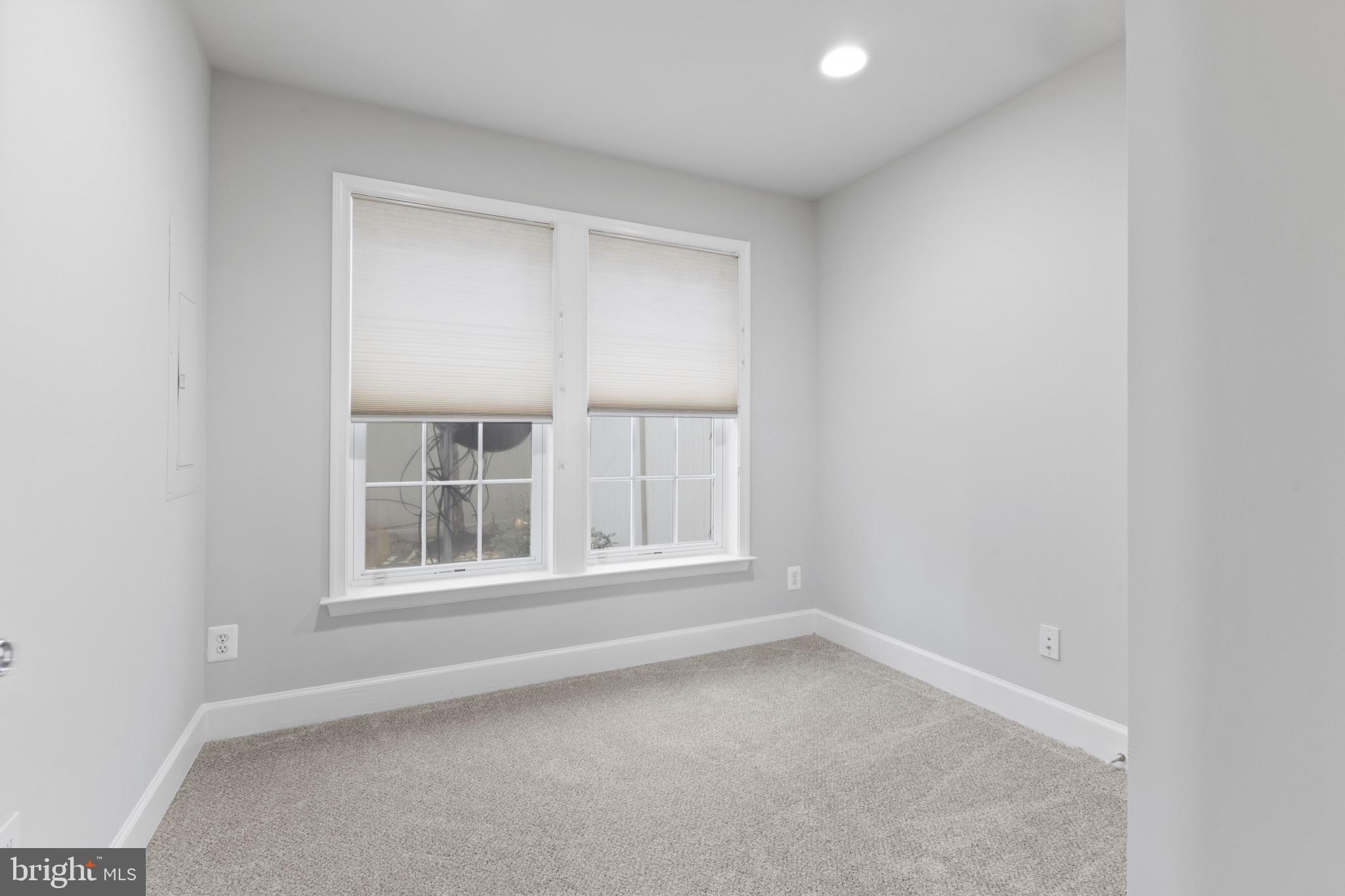 573 Dandelion Terrace Southeast Leesburg, VA 20175 - Photo 22 of 31 an empty room with a window